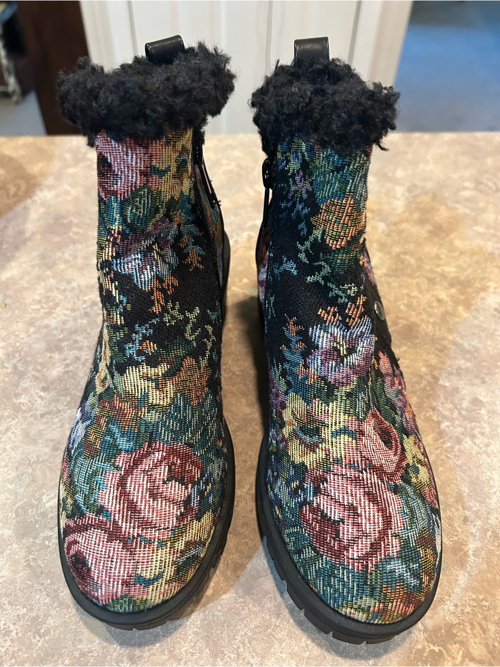 Muk Luks Floral Norway Holden Boots with Black Faux Fur Cuff size 7